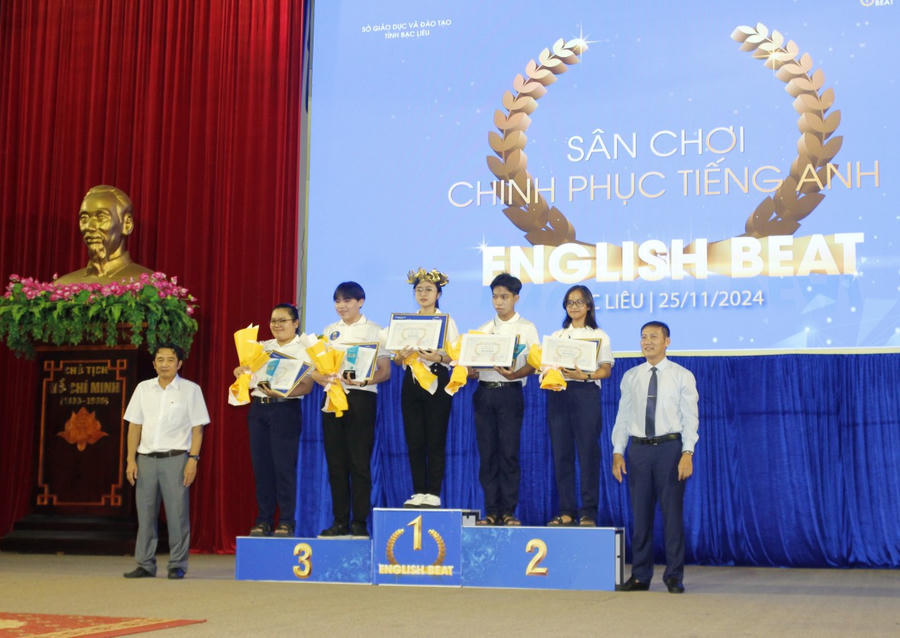 Ban tổ chức trao Chứng nhận và quà cho giải Nhất, Nhì và Ba.