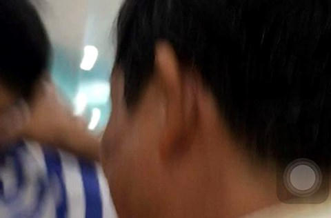 Hành vi của ông Khánh được cho là "bóp cổ" Nhà báo Trần Hiếu.