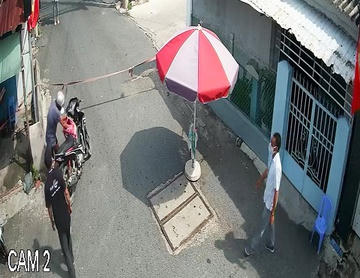 Trung (đội mũ bảo hiểm) dừng xe, rút dao tấn công nhóm người trực chốt. Ảnh: Chụp từ camera.