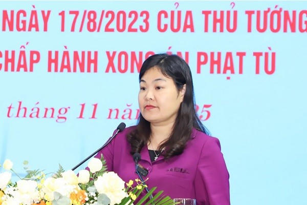 Bà Hà Lan Anh, Phó Chủ tịch UBND tỉnh Ninh Bình phát biểu tại hội nghị.