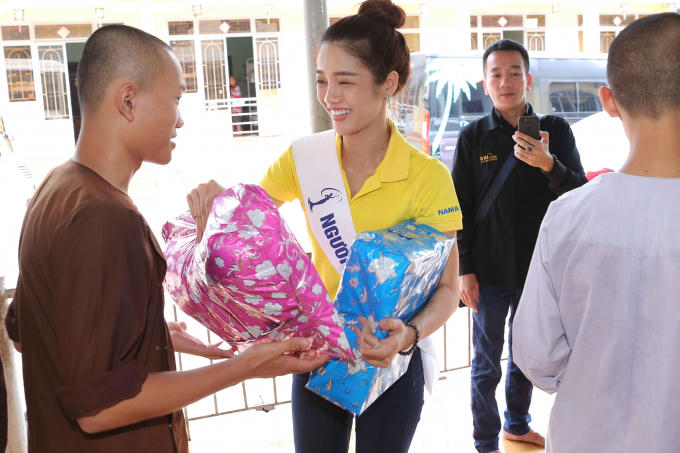 H'Hen Niê đi từ thiện ngay sau khi đăng quang Hoa Hậu Hoàn Vũ