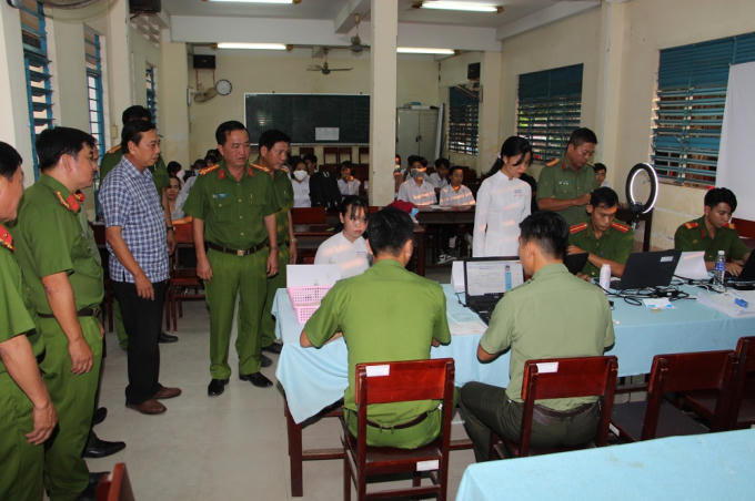 Ban Giám đốc Công an tỉnh đến thăm và tặng quà động viên CBCS Công an huyện Chợ Mới vì đã có nhiều cố gắng trong công tác cấp thẻ CCCD