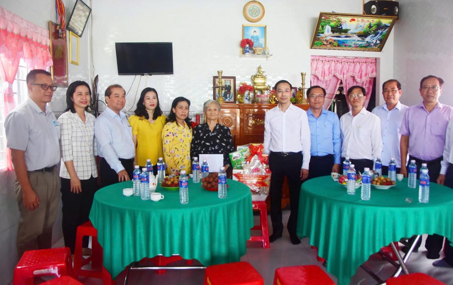 Đồng chí Nguyễn Thanh Nhàn và Đoàn công tác chụp ảnh lưu niệm khi đến thăm và tặng quà một gia đình chính sách tại địa phương.