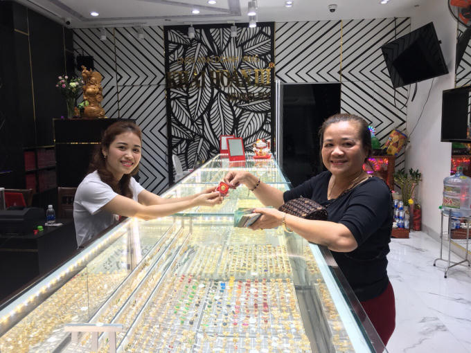 Một khách hàng hài lòng khi sở hữu đồng tiền vàng may mắn trong ngày vía Thần Tài.