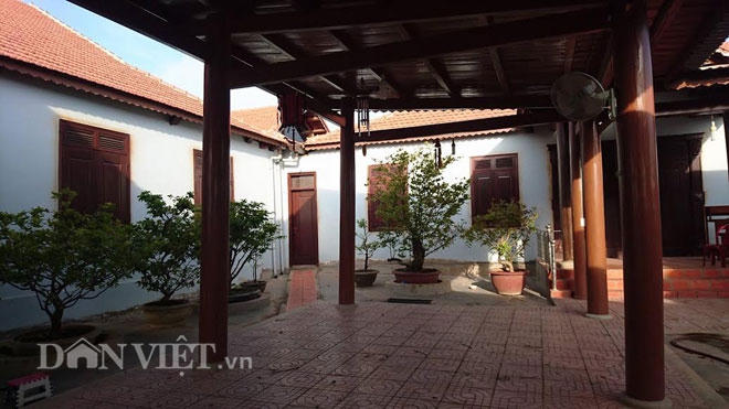 Công trình phụ dọc lối đi.