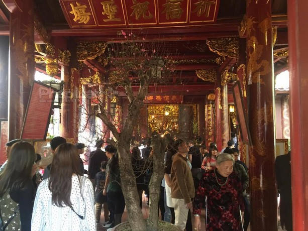 Dòng người xếp hàng trong đền Bạch Mã.