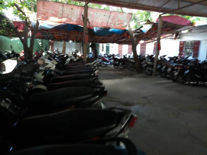 Bãi xe trước cổng đại học Mỏ - Địa chất.