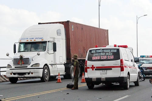 Hiện trường vụ tai nạn trên cầu Hàm Luông. Ảnh: A.X