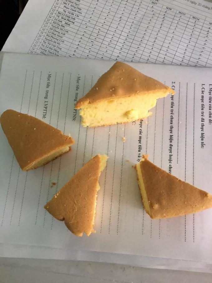 mỗi bữa ăn các cháu được 1 phần bánh mì rất bé có chiều dài là 5cm, rộng 4cm, dày 3cm.