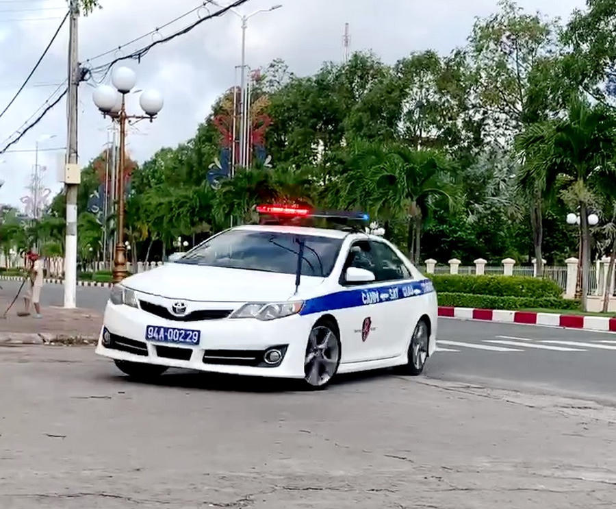 Tổ tuần tra lưu động (Cảnh sát giao thông Công an tỉnh Bạc Liêu) đã dùng xe ô tô chuyên dụng kịp thời hỗ trợ thí sinh ngủ quên, đảm bảo em được đưa đến điểm thi đúng giờ, tham dự đầy đủ môn thi theo quy định.