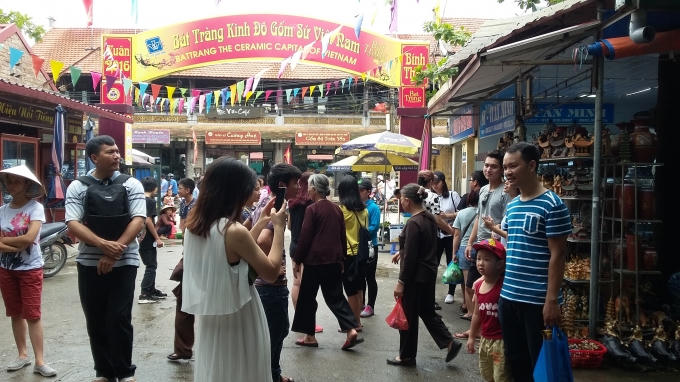 Khu vực chợ gốm cổ Bát Tràng trong dịp nghỉ lễ 2/9 đông nghịt khách ghé thăm.