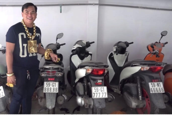 Phúc XO đeo đầy vàng bên những chiếc xe máy biển số VIP