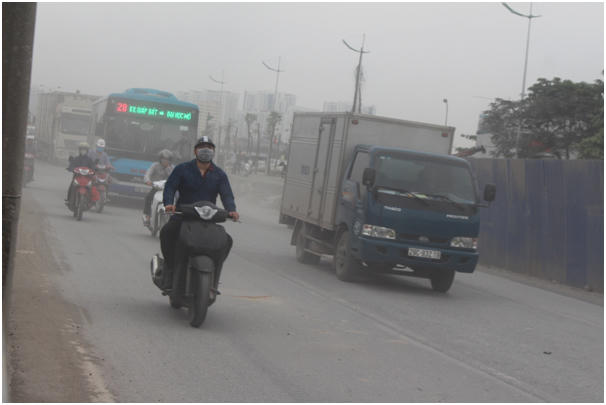 Do &ocirc; nhiễm kh&oacute;i bụi nặng nề n&ecirc;n nhiều người d&acirc;n mỗi khi đi qua đ&acirc;y thường phải t&igrave;m c&aacute;ch che chắn hoặc hạn chế di chuyển v&agrave;o giờ cao điểm.