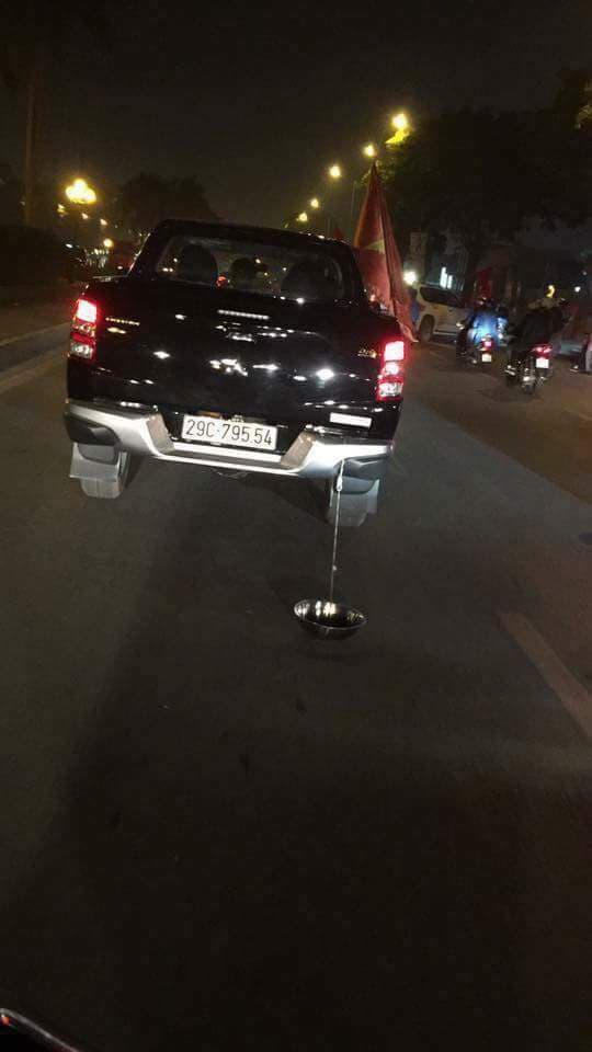 Một chiếc ô tô kéo theo chiếc chậu sắt để tạo âm thanh. (Ảnh: FB  G.T.G)