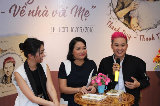 Thanh Duy và mẹ tại buổi ra mắt sách (Ảnh: Phạm Thịnh)