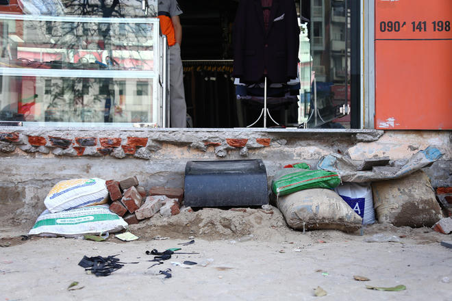 Bậc tam cấp bị phá bỏ nên một số hộ dân ở Xã Đàn đã đặt bậc lên xuống một cách tạm bợ, nhếch nhác.