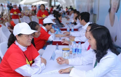 Các Bác sĩ Trung tâm dinh dưỡng Vinamilk tư vấn sức khỏe và chế độ dinh dưỡng cho người cao tuổi tham gia chương trình.