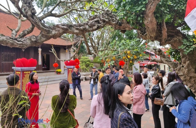 Đầu năm mới, hàng ngàn du khách về chùa Vĩnh Nghiêm vãn cảnh, lễ phật