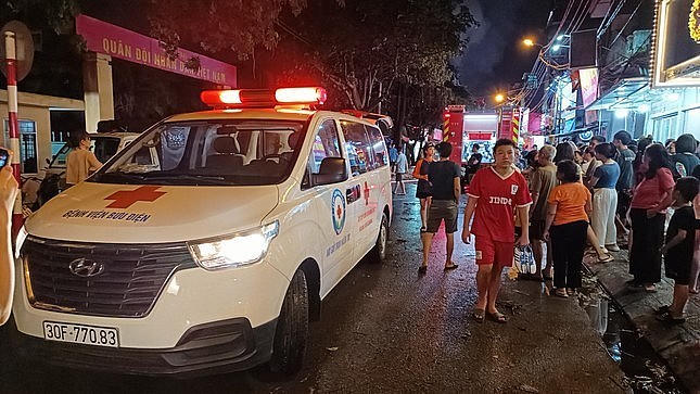 Xe cứu thương có mặt tại hiện trường.