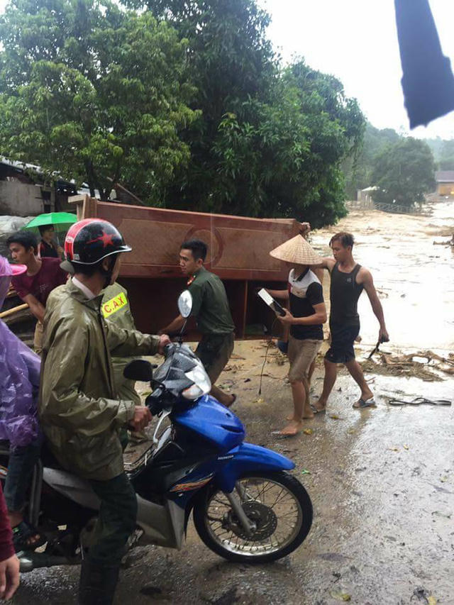 Theo thống kê chưa đầy đủ, cơn lũ quét làm 9 nhà bị cuốn trôi hoàn toàn, 2 xe máy của bà con và nhiều tài sản giá trị cũng trôi theo con nước.