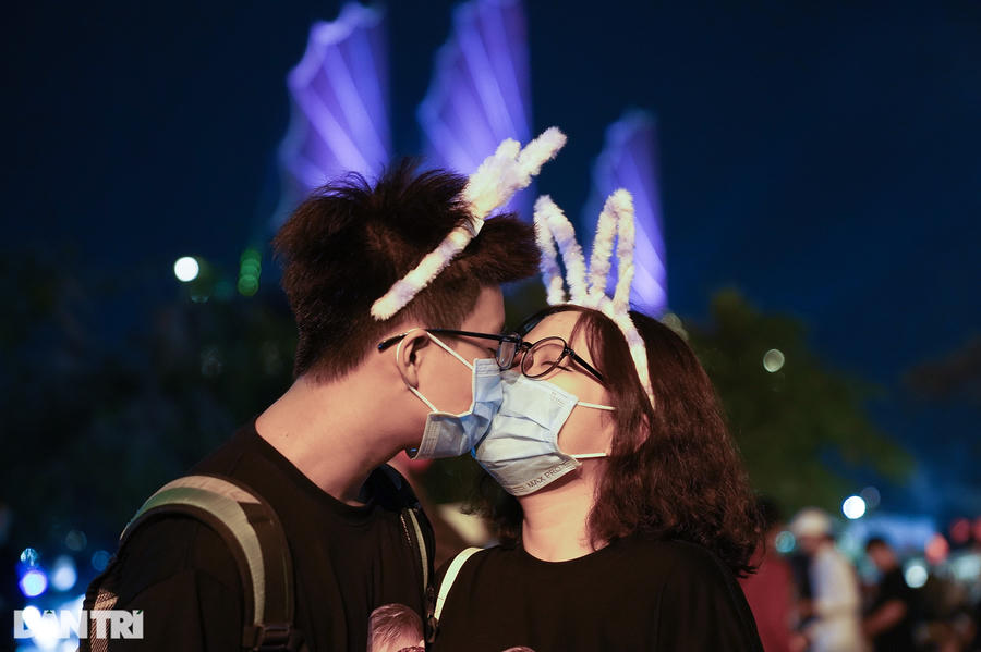 Trước thời khắc giao thừa, một đội bạn trẻ tranh thủ thể hiện tình cảm theo phong cách mùa Covid-19