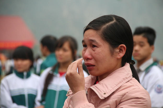 Người thân xúc động chia tay con em mình lên đường nhập ngũ tại SVĐ huyện Lâm Bình, tỉnh Tuyên Quang. (Ảnh: Tạ Thành)