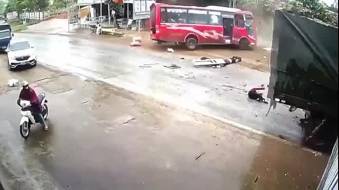 Xe khách va chạm xe đầu kéo, nhiều hành khách văng ra ngoài.
