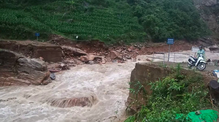 Lũ ống tại xã Y Tý (Bát Xát - Lào Cai) khiến cầu dân sinh bị cuốn trôi, 3 thôn bị chia cắt. Ảnh: TH Bát Xát.