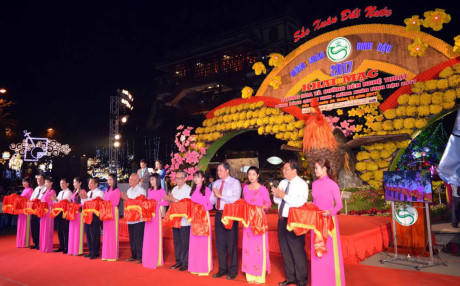Các đại biểu cắt băng khai mạc đường hoa nghệ thuật.