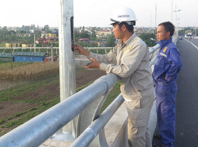 Công nhân Công ty Cổ phần 473 đang tiến hành kiểm tra, khắc phục sự cố mất dây cáp điện. Ảnh: Trung Du