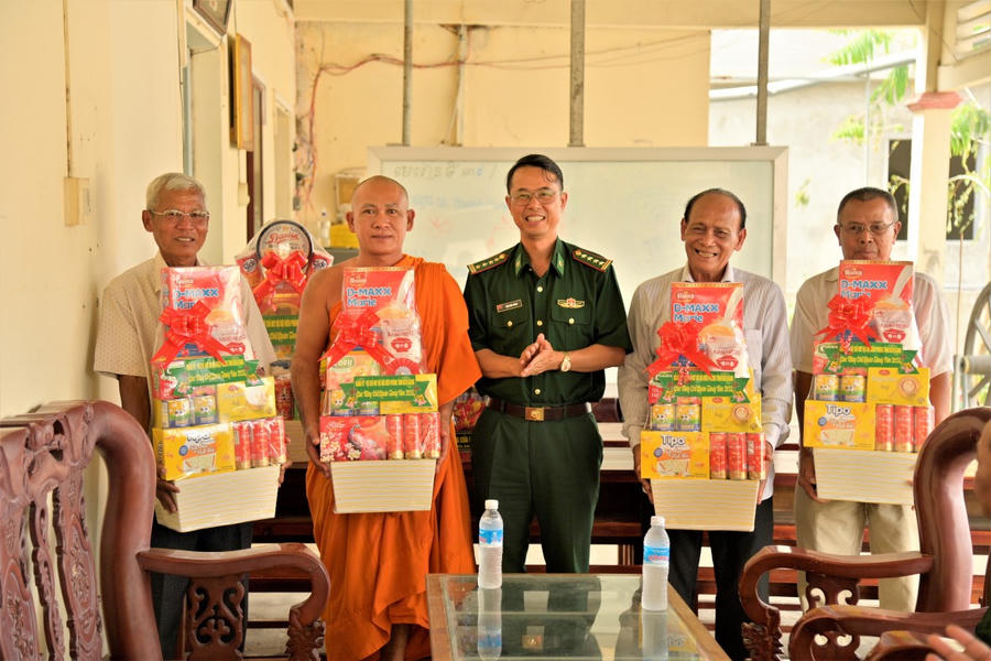 Đại tá Doãn Đình Tránh - Phó Chính ủy BĐBP tỉnh Kiên Giang trao quà cho trụ trì chùa Xà Xía, người có uy tín phường Mỹ Đức, TP. Hà Tiên