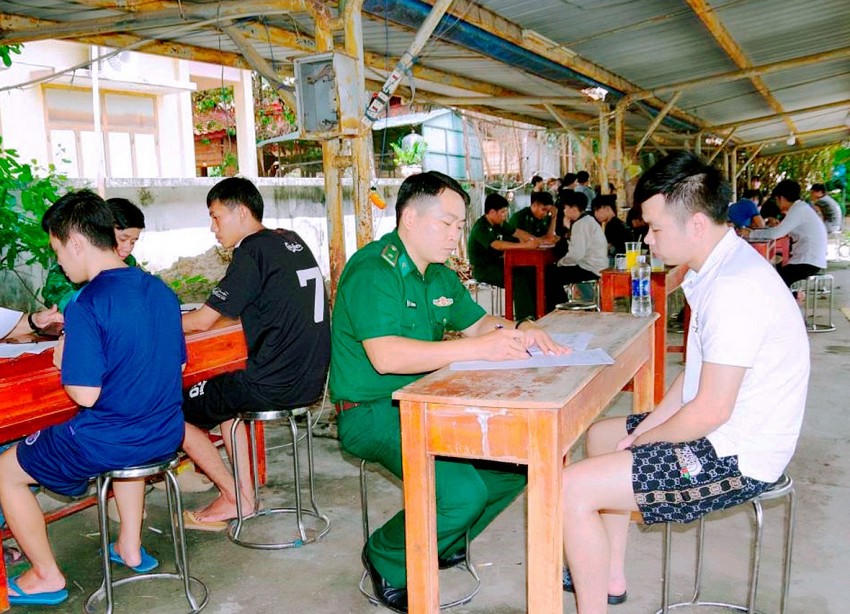Lực lượng chức năng tiếp nhận 38 công dân từ Campuchia về nước. Ảnh: Luận Quân