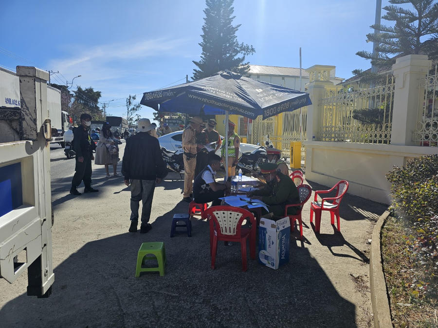 Kiểm tra các phương tiện vào trung tâm TP Đà Lạt dịp Tết Nguyên đán 2024.