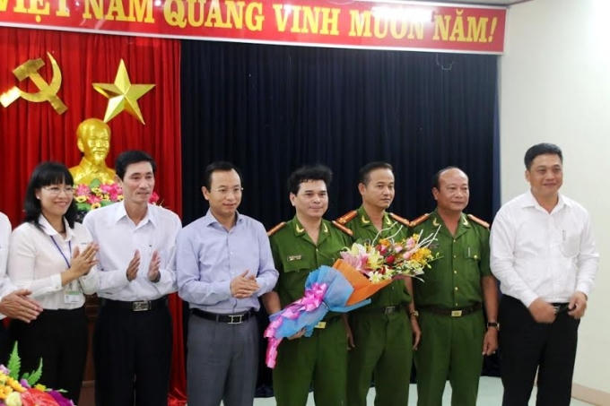 Bí thư Nguyễn Xuân Anh (thứ 3 từ trái sang) thưởng nóng và tặng bằng khen cho lực lượng Công an quận Ngũ Hành Sơn.