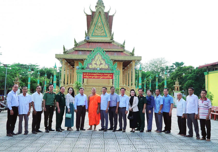 Đoàn công tác chụp hình lưu niệm tại chùa Xẻo Cạn