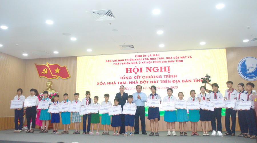 Ông Nguyễn Minh Luân - Phó Chủ tịch UBND tỉnh và bà Nguyễn Thu Tư - Giám đốc Sở Dân tộc và Tôn giáo, trao học bổng cho các em học sinh.