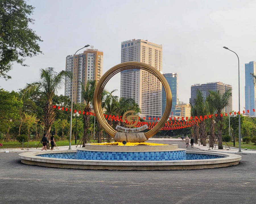 Biểu tượng Công viên Cầu Giấy tại cổng chính