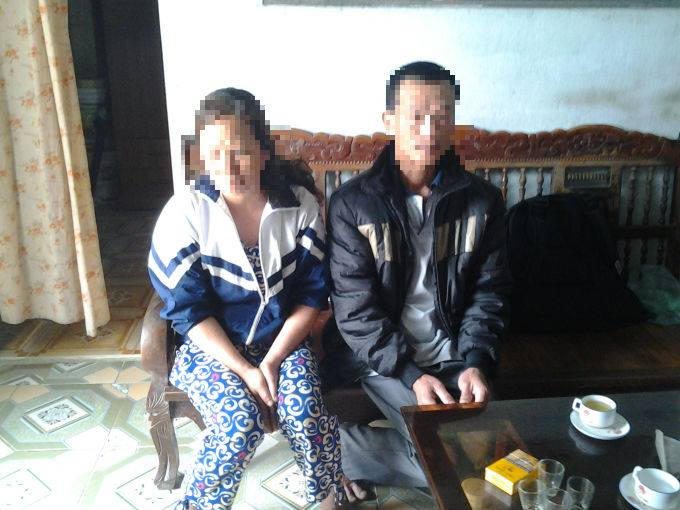 Anh Hoàng Văn L và vợ mình bức xúc trước việc con gái mình bị hãm hiếp đến sinh con.