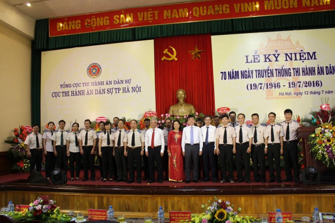 Bộ trưởng chụp ảnh lưu niệm cùng cán bộ công chức, viên chức Cục thi hành án dân sự TP Hà Nội