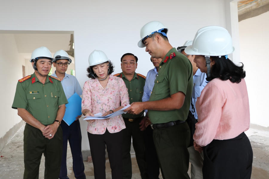Phó Chủ tịch UBND tỉnh An Giang Nguyễn Thị Minh Thuý kiểm tra thực tế tại Trụ sở làm việc Đội chữa cháy và cứu nạn cứu hộ
