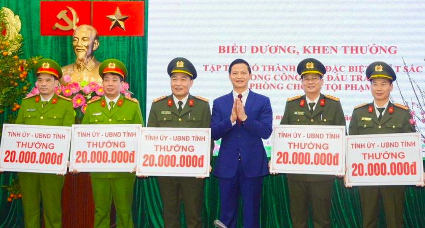 Lãnh đạo Tỉnh uỷ, UBND tỉnh Bắc Ninh khen thưởng các đơn vị có thành tích xuất sắc trong công tác đấu tranh, phòng chống tội phạm.