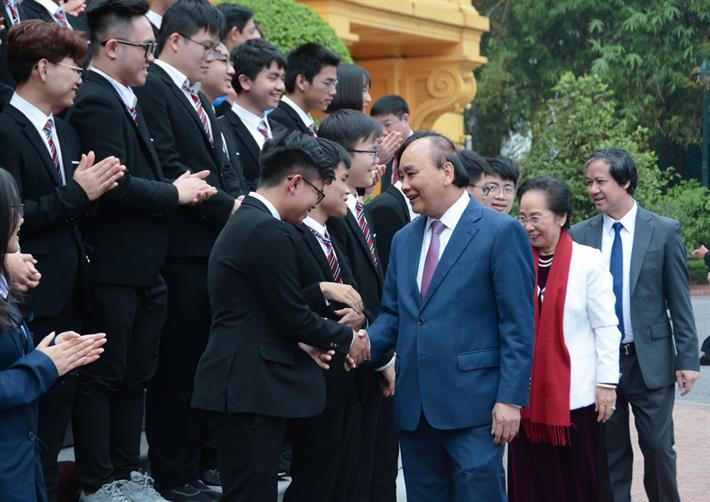 Chủ tịch nước đón các học sinh đoạt giải Olympic và Khoa học kỹ thuật quốc tế năm 2022 tại Phủ Chủ tịch.