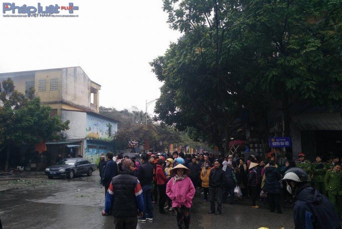 Người dân hiếu kỳ đến xem và không khỏi bàng hoàng về cảnh tượng này.