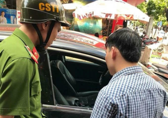 Công an nhanh chóng có mặt ở hiện trường điều tra nguyên nhân sự việc trên.