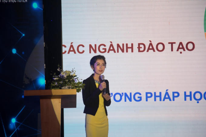 Tiến sĩ Phan Thị Ngọc Thanh, Giám đốc Trung tâm Đào tạo trực tuyến Trường Đại học Mở TP HCM giới thiệu chung về chương trình “Đào tạo trực tuyến” của trường.