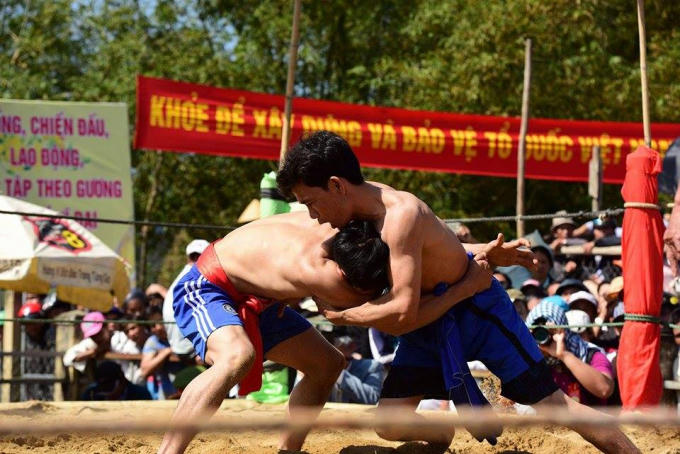 Các đô vật tranh tài.