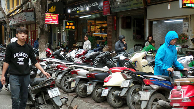 Khu vực tập trung các quán ăn trên phố Tô Hiến Thành chật kín phương tiện trên vỉa hè, người đi bộ vẫn phải xuống lòng đường.