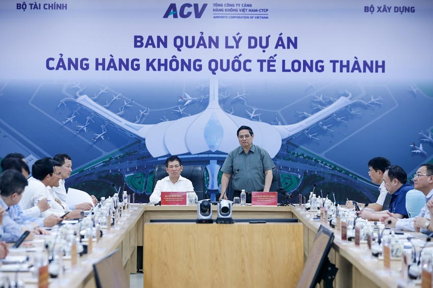Thủ tướng Phạm Minh Chính và Phó Thủ tướng Hồ Đức Phớc làm việc với chủ đầu tư và nhà thầu thi công.