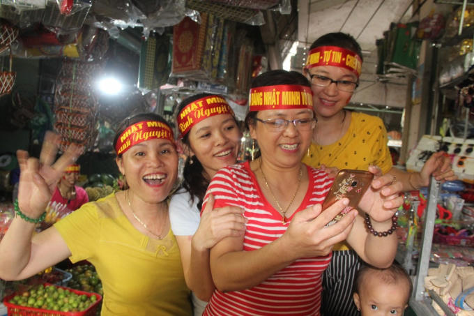 Nhiều người theo dõi cuộc thi qua điện thoại.