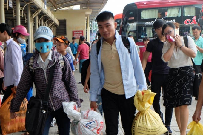 H&agrave; Nội: D&ograve;ng người nườm nượp đổ về Thủ đ&ocirc; sau kỳ nghỉ lễ